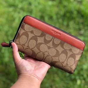 NWT! COACH ACCORDION WALLET IN SIGNATURE.